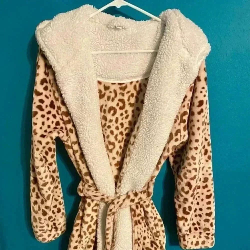 Colsie Cozy Leopard Robe w/ Hood - Picture 3 of 7